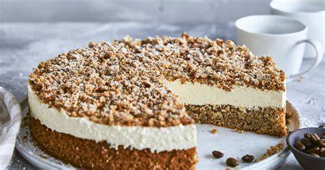 Nussboden mit Cappuccino-Creme, Puderzucker und Mandeln bestreut
