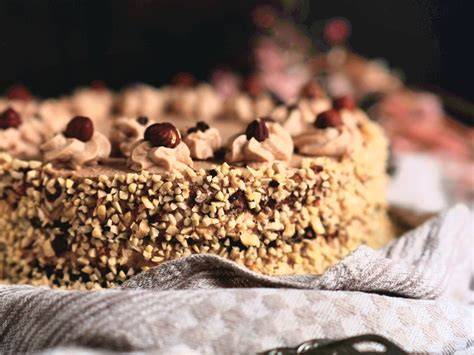 Nussboden mit Nougat-Sahne als Schichtung für eine Torte