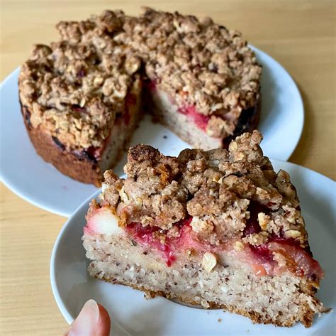 Nussboden mit Quarkcreme und Mandelplättchen - Serviervorschlag