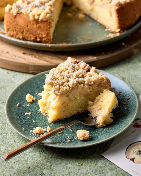Nusskuchen mit Streusel, angerichtetes Kuchenstück mit Kaffee