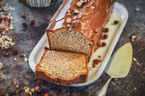 Nusskuchen mit Streusel, mit Kuvertüre und Nüssen garniert