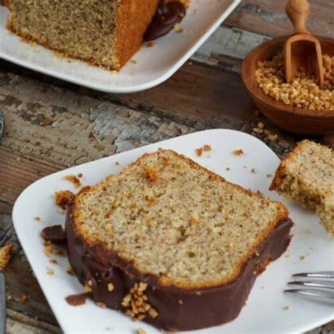 Nusskuchen mit weißer Schokolade, dekoriert und angeschnitten