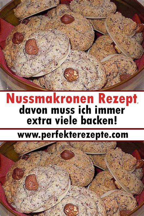 Nussmakronen auf traditionellen Backoblaten nach dem Backen