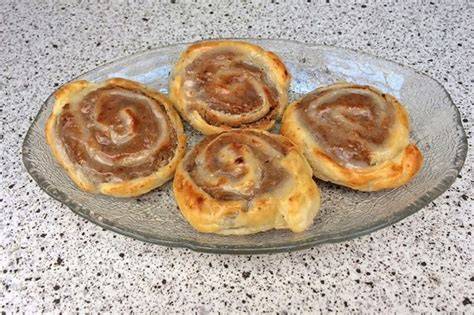 Nussschnecken mit Zuckerguss auf einem Teller