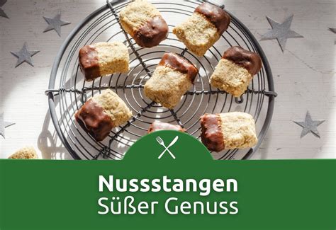 Nussstangen auf Kuchenteller, Hälfte in Kuvertüre getaucht