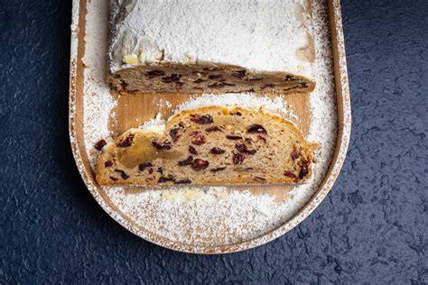 Nussstollen, Stollen aufgeschnitten, Zubereitung, Weihnachtsgebäck