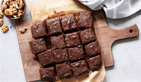 Nutella Brownies auf einem Holzbrett, angeschnitten