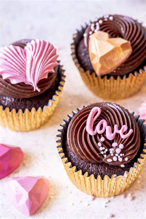 Nutella Cupcake mit Herzdeko zum Valentinstag