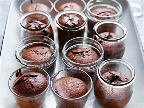 Nutella Kuchen auf Servierteller, Glas Milch daneben, angeschnitten