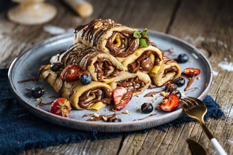 Nutella Pfannkuchen Torte, aufgeschnitten mit Nutellafüllung, Anschnitt seitlich