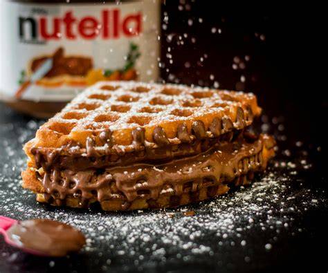 Nutella auf Waffel verstreichen