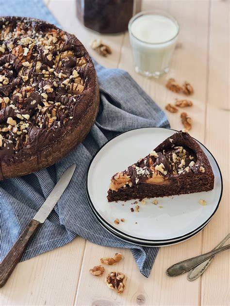 Nutella-Glasur auf Kuchen verteilt