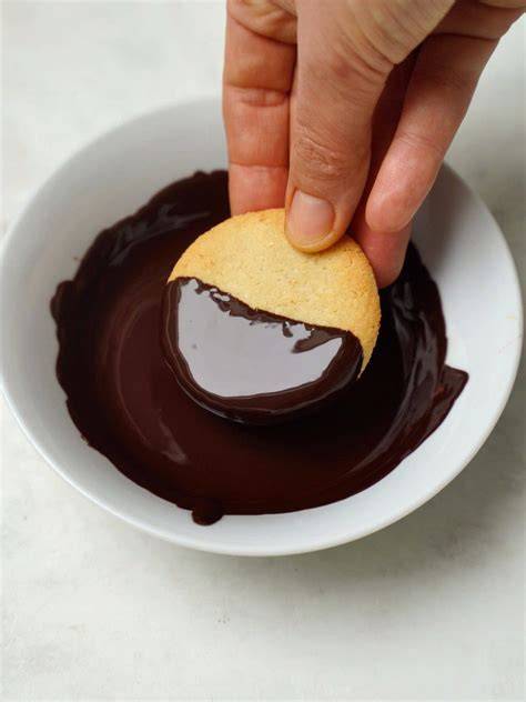 Nutella-Keks zur Hälfte in geschmolzene Schokolade getaucht