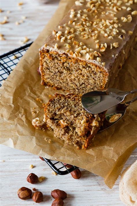 Nutella-Kuchen mit verziertem Frosting, bestreut mit Haselnusskrokant und bunten Farben