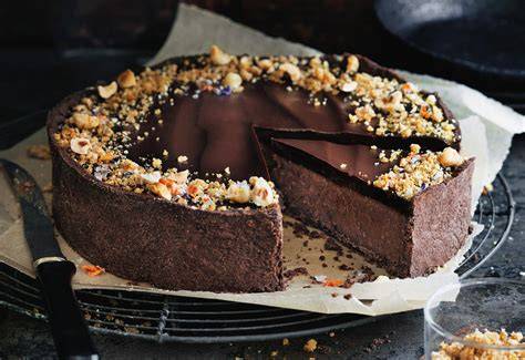 Nutella-Sahne-Torte dekoriert mit Nusskrokant und Schokoflocken