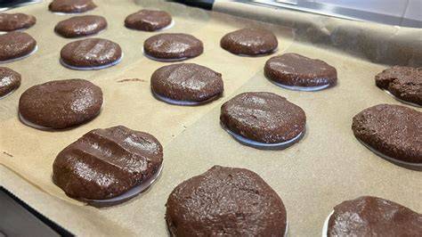 Oblaten mit Lebkuchenmasse und Backblech