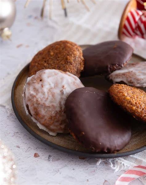 Oblaten und Elisenlebkuchen auf einem Teller