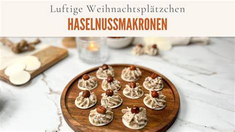 Oblaten und Marzipanrohmasse auf Holzbrett
