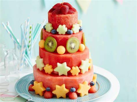Obst dekorativ auf der Torte anrichten