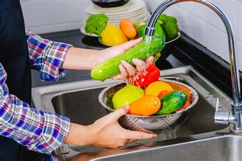 Obst waschen und vorbereiten