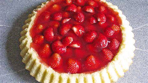 Obstbelag Erdbeeren mit Tortenguss auf Mürbeteigboden