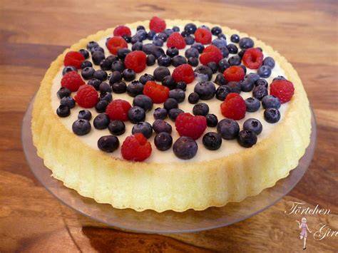Obstboden dekorieren mit Beeren und Tortenguss