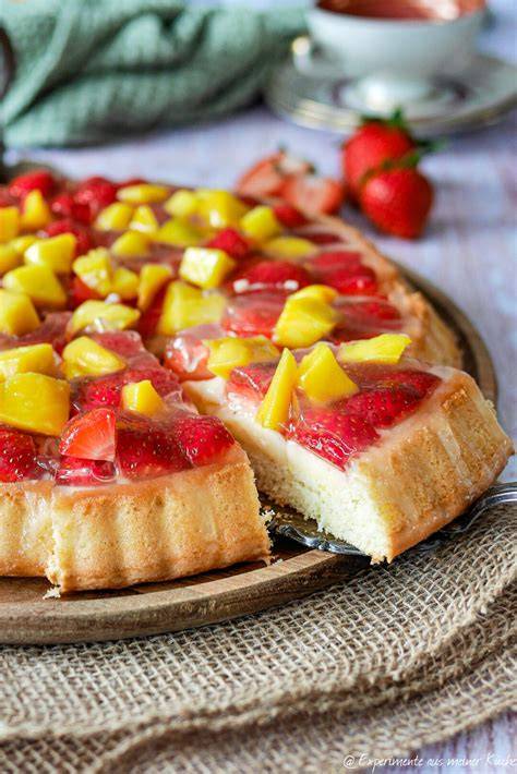 Obstboden mit Pudding und Pfirsich als Sonntagskuchen