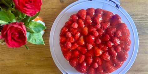 Obstdeko und Tortenguss auf der No-Bake-Torte