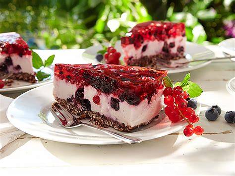 Obstgelee auf Beeren-Torte und Zubereitungsschritte