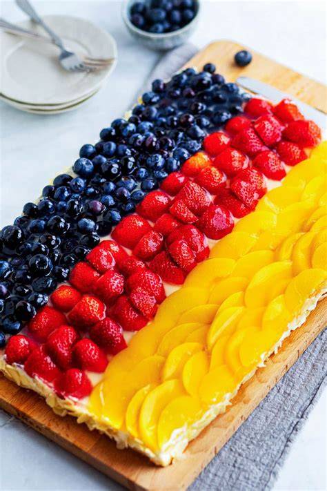 Obstkuchen im Deutschland-Look mit Blaubeeren, Erdbeeren und Pfirsichen