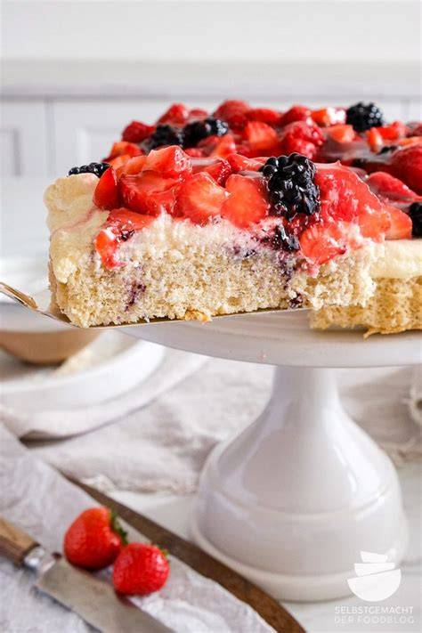 Obstkuchen mit Buttercreme und frischen Früchten