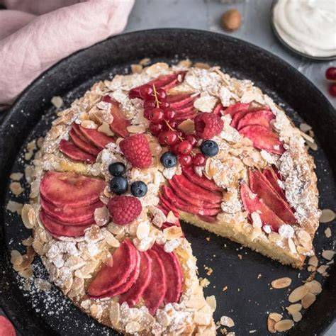 Obstkuchen mit Marzipan aufgeschnittene Scheibe