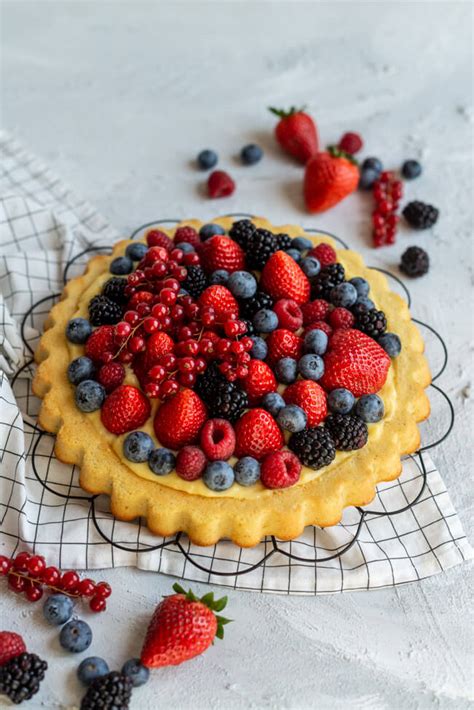 Obstkuchen mit Pudding und Beeren