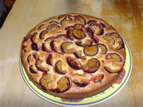 Obstkuchen mit Rührteig im Ofen