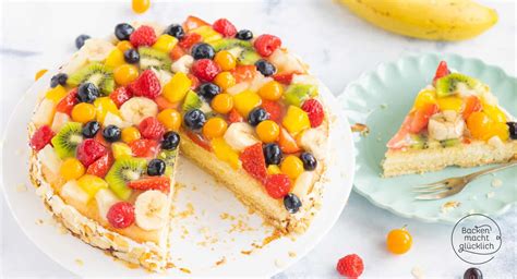 Obstkuchen mit Sahnetupfen und frischem Obst dekoriert