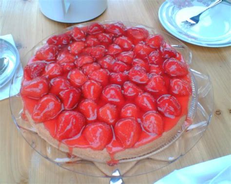 Obstkuchen mit frischen Erdbeeren