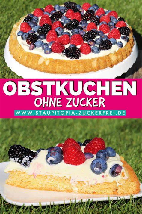 Obstkuchen ohne Mehl und Zucker auf einem Teller mit Beeren