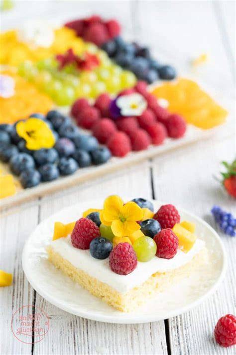 Obstkuchen vom Blech bunt belegt