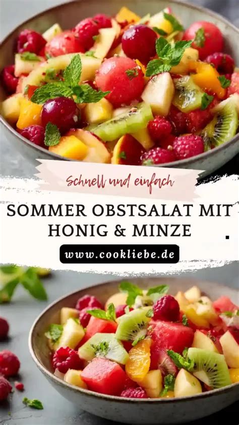 Obstsalat auf hellem Teller, frische Beeren und Minze