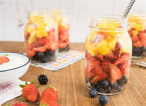 Obstsalat im Glas auf einem Picknicktisch