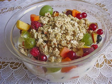Obstsalat im Glas mit Joghurt und geröstetem Müsli