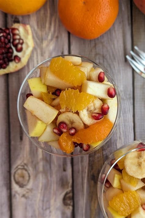 Obstsalat in Schalen, farbenfrohe Zitrusfrüchte