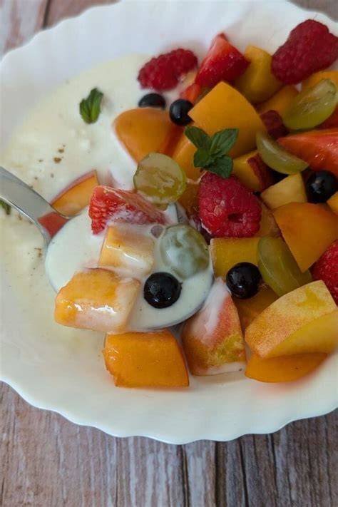 Obstsalat mit Hüttenkäse, Honig und Pistazien