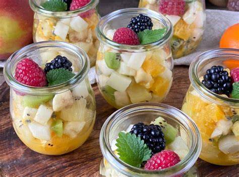 Obstsalat mit Kiwi und Pudding im Glas