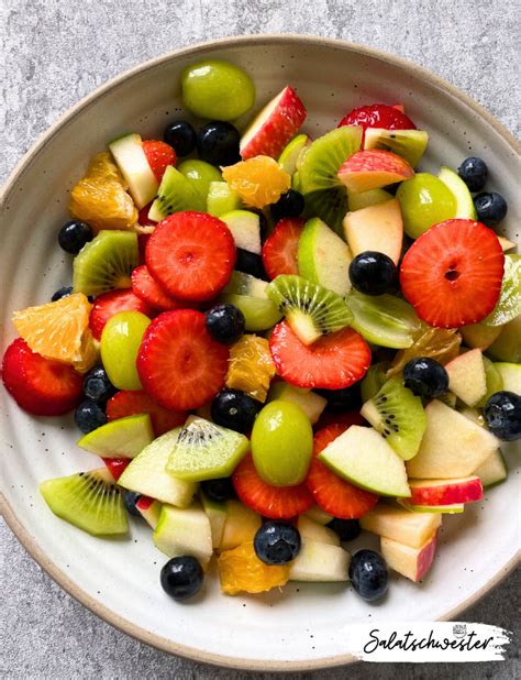 Obstsalat mit Kräutern und Gewürzen