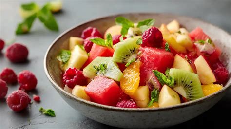 Obstsalat mit Minze und Zitronensauce