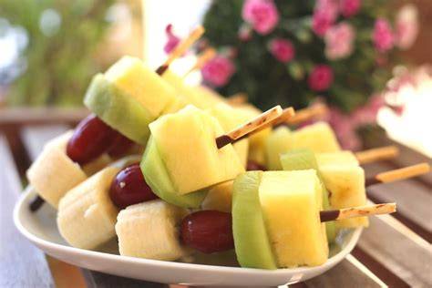 Obstsorten für Schokofrüchte (Erdbeeren, Trauben, Ananas, Apfel, Banane, Kiwi)