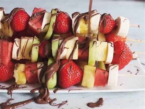 Obstspieße mit Schokolade überzogen und verziert
