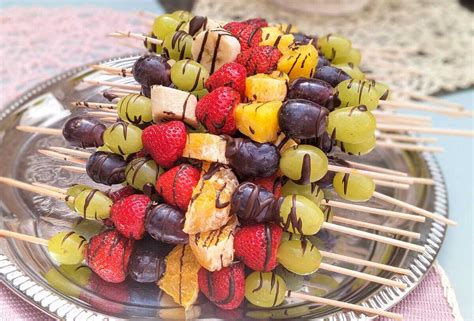 Obstspieße und Schokolade als festlicher Nachtisch auf einer Geburtstagsfeier