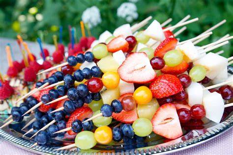 Obststrauß: Bunte Früchte dekorativ auf Spießen arrangiert